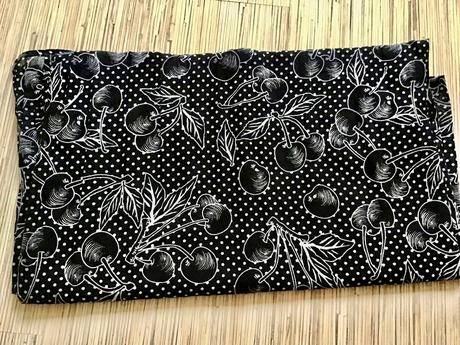 Krasny šal s čerešničkami, 