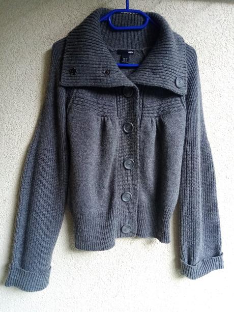 Šedý hrubý sveter s väčšími gombíkami značky h&m, h&m,xs