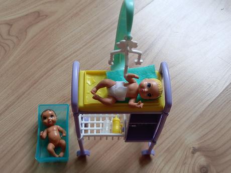 Bábätká barbie a stojan pre bábätká,