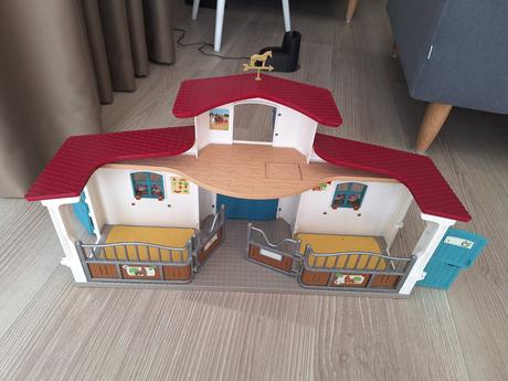 Stajna pre kone s prislusenstvom, 