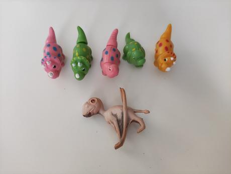 Male gumove dinosaury,