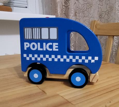 2x drevené auto - hasiči, policajti, 