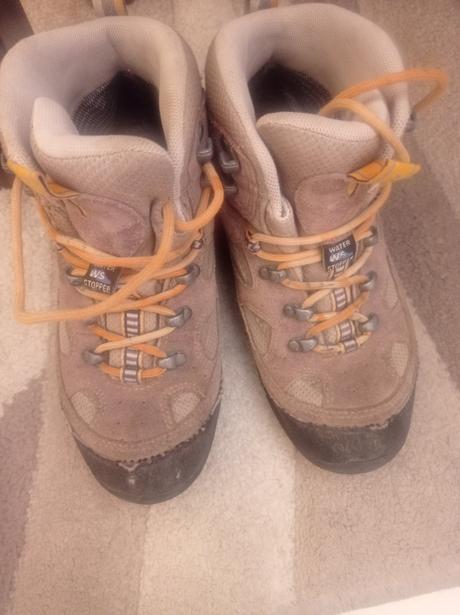 Turisticke kotnikove topanky, 32