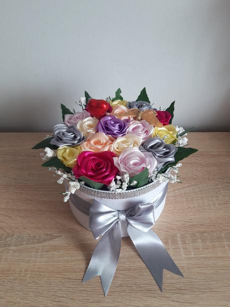 Boxíky plné saténových ruží, 