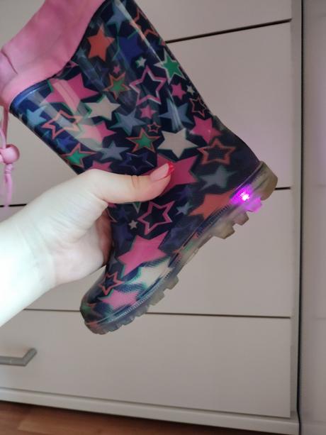 Blikajúce gumáky s hviezdami, 29