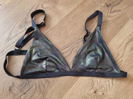 Lesklé bikiny brazilky s vysokým vykrojením, s