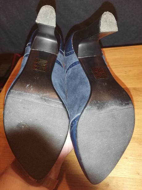 Poltopánky na opätku, 37