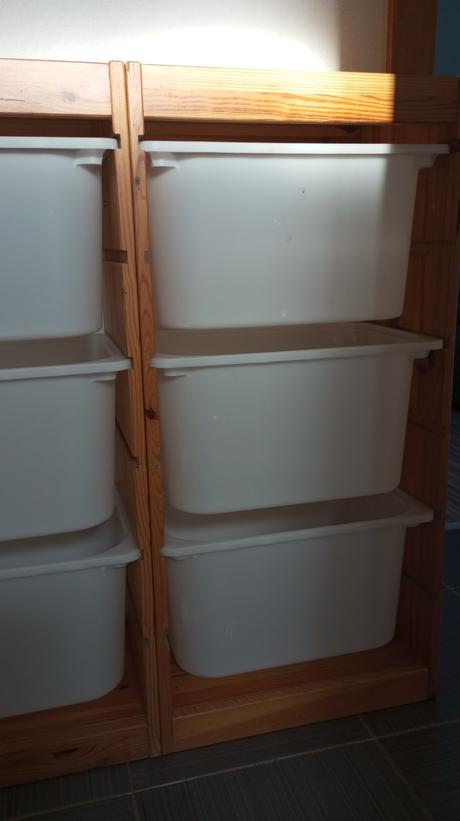 Regál ikea s boxami, 