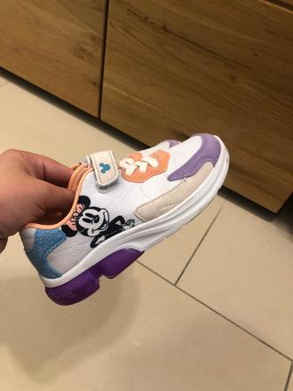 Blikajúce tenisky, 28