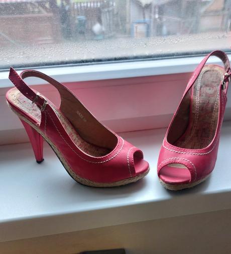 Červené lodičky, 36