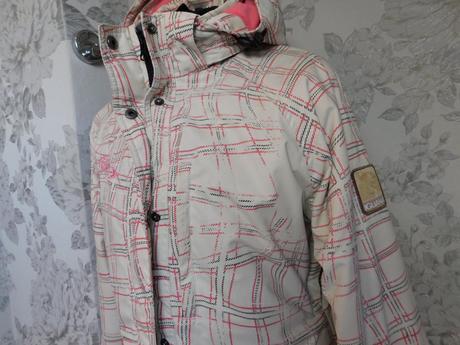 Kvalitna lyziarska bunda s odonimatelnou kapucnou, 36