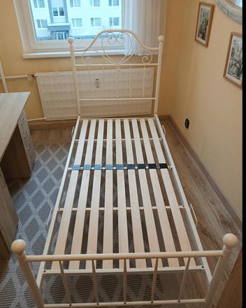 Biela, kovová posteľ s dreveným roštom, šírka (cm): 90,dĺžka (cm): 200