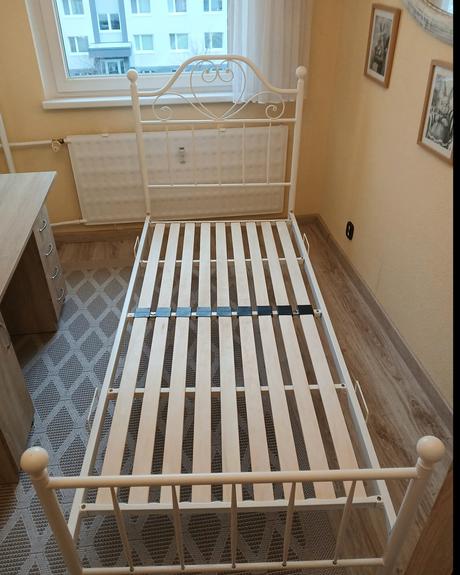 Biela, kovová posteľ s dreveným roštom, šírka (cm): 90,dĺžka (cm): 200