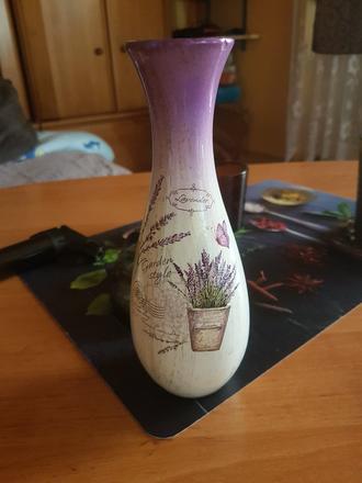 Váza/vázička s levandulou,