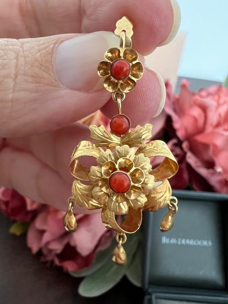 Starozitne nausnice 18k zlato a koral, 