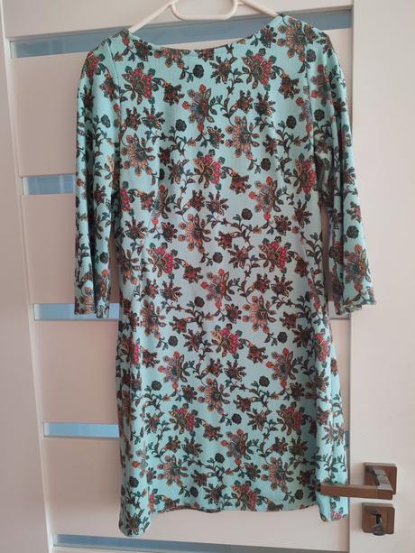 Pekné doma šité šaty, 38