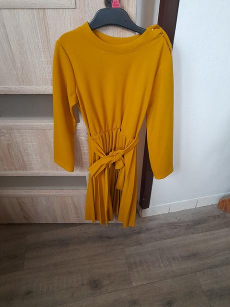 Plisovane šaty, 128