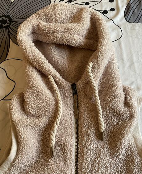 Teddy podšitá vesta s kapucou v. xs/s, xs