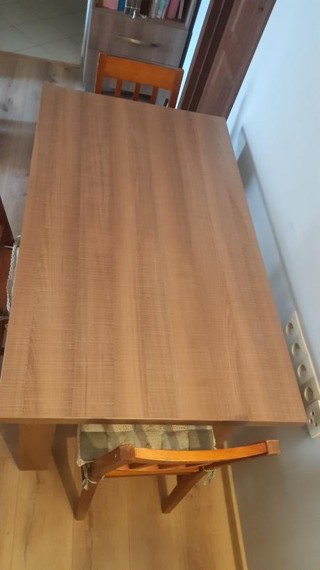 Jedálenský stôl a 4 stoličky, 