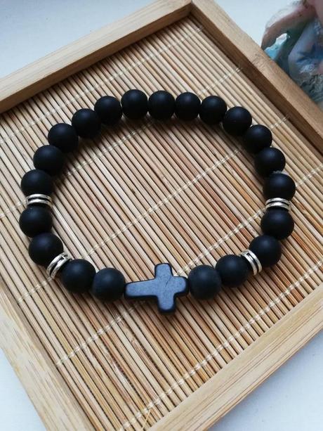 Rôzne náramky s krížikom, 