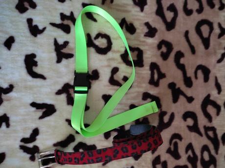 Opasky, cerveny je 5eur, kriklavy za 3eur, 