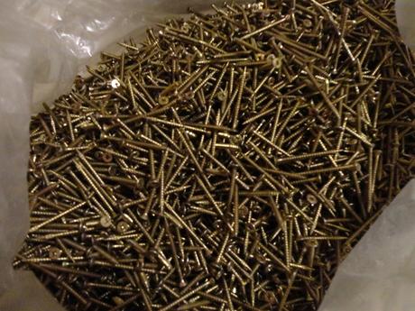 Spojovací materiál - nový - hmoždinky, šróby,