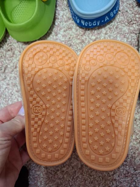 Capacky,sandalky,croccs, <17