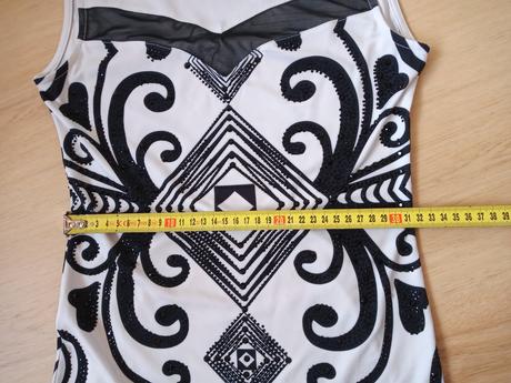 Zaujímavý elegantný top, s