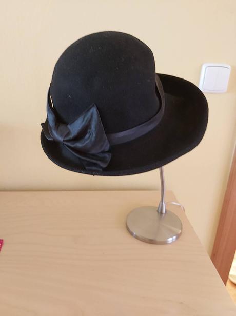 Dámsky čierny klobúk s mašličkou, m