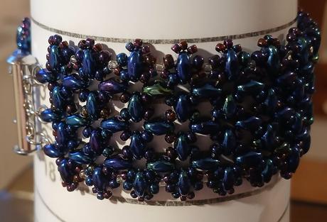 Široké trojradové náramky v rôznych farbách, 