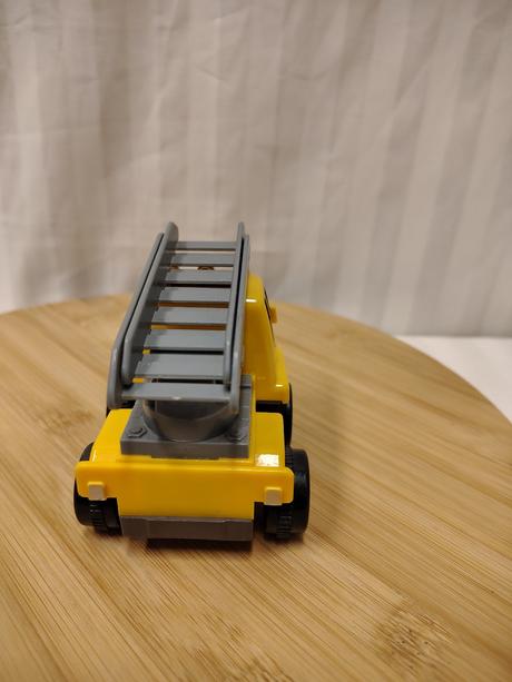 Žlté stavebné autíčko s rebríkom, 8 cm,