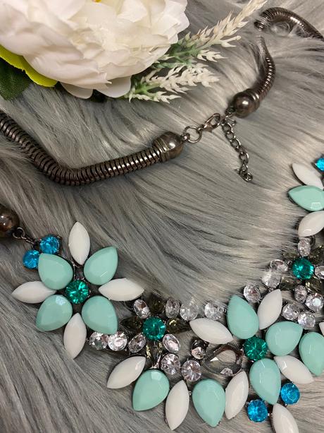 Kvetovaný náhrdelník,