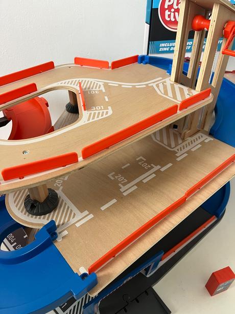 Drevená parkovacia garáž, 