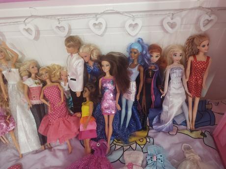 Domček barbie s doplnkami autom a konikmi,