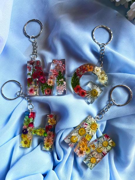 Ručne vyrobené živicové kľúčenky, 