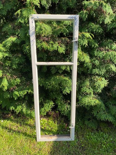 Starý drevený okenný rám,