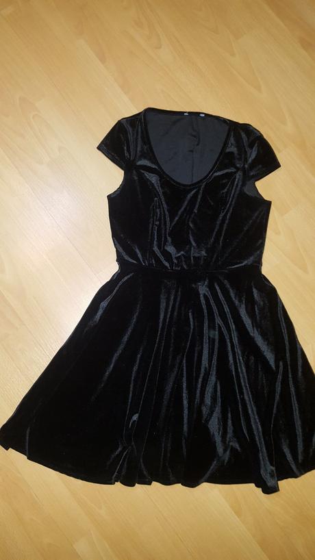 Čierne zamatové šaty, 38