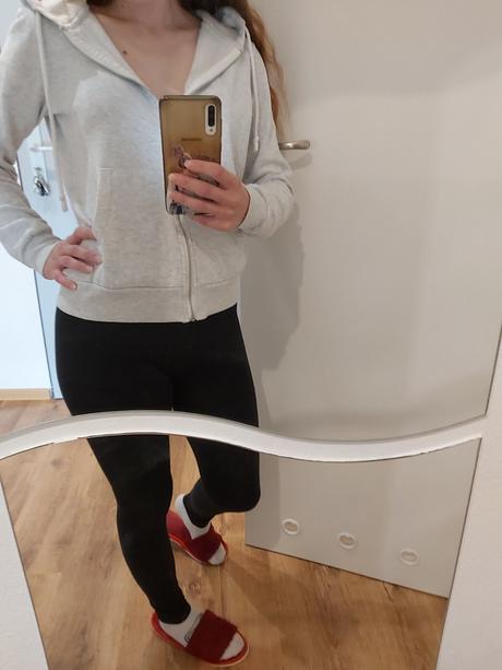 Biela mikina., gate,s