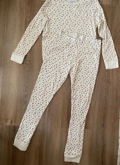 Vrubkovane pyžamo, zara,140