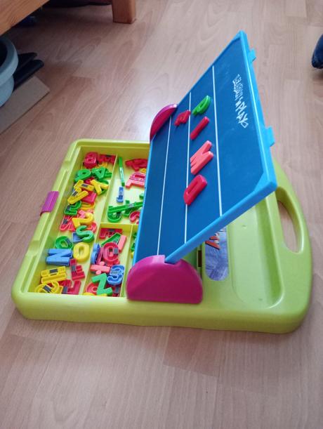 Magnetická tabuľa s pismenkami a číslice, 