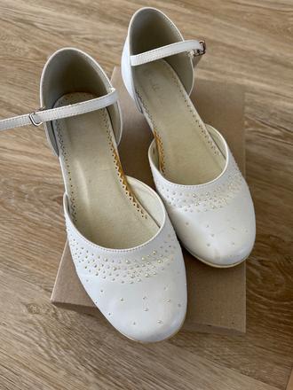 Poltopánky na slávnosť, nelli blu,38