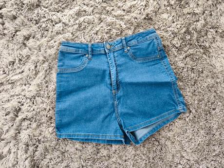 Šortky s vysokým pásom. l/40 . cropp, l