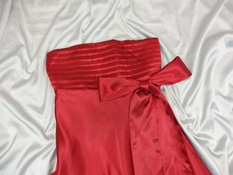 Kvalitné saténové šaty, 38