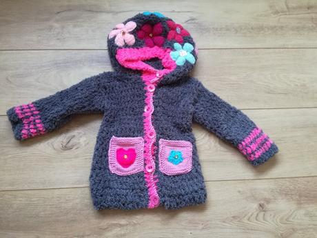 Trblietavý ,huňatý  svetrik, 104