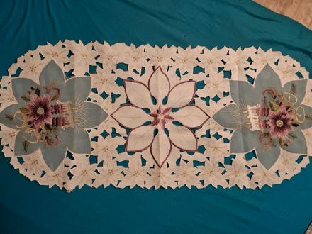 Špeciálne vyšívaný pozlátený obrus, 