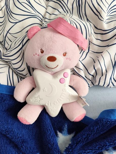 Macko chicco v top stave svieti vydava zvuky, 