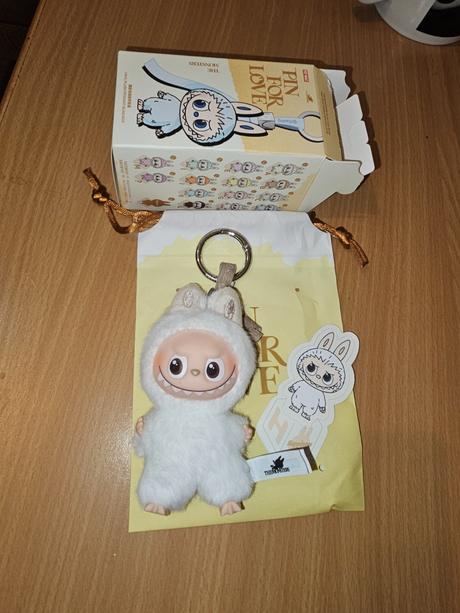 Labubu pin for love "h", 