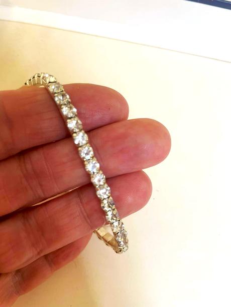 Štrasový náramok,