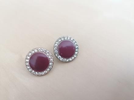 Fialové napichovacie náušnice,