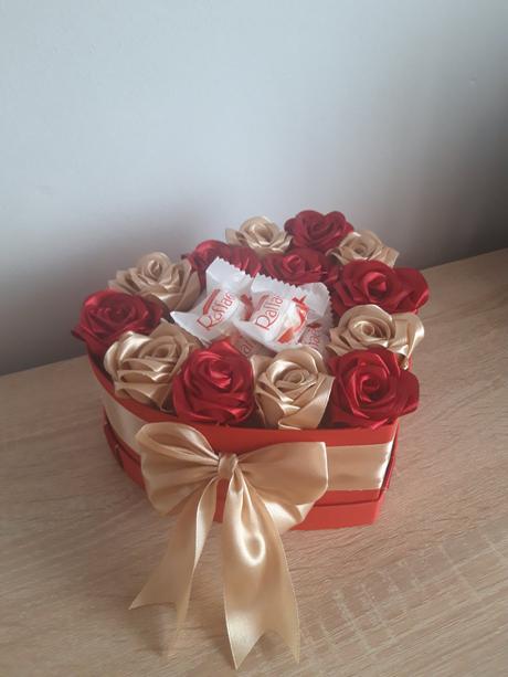 Boxíky plné saténových ruží, 